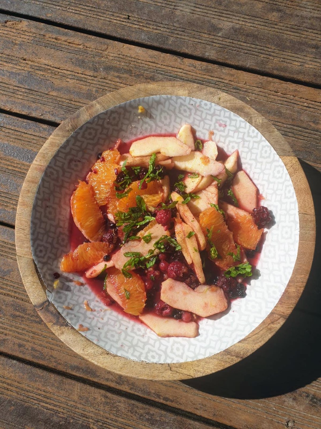 salade de fruits de saison à l'hydrolat de rose, menthe fraîche