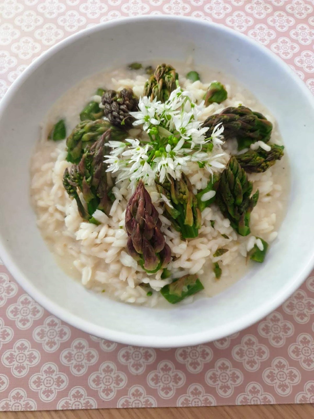Risotto d'asperges vertes et fleur d'ail des ourses