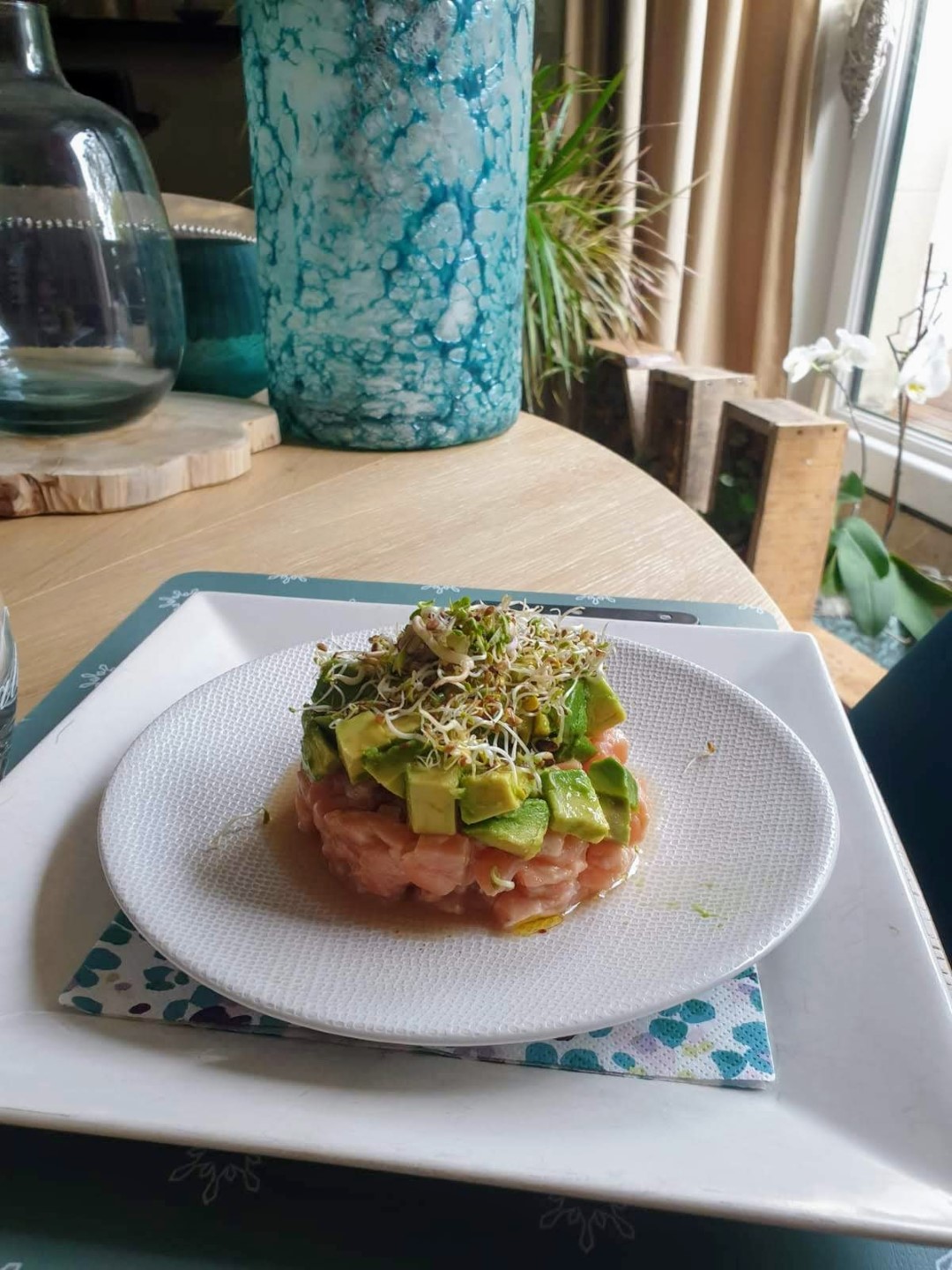 Tartare de saumon, avocat et graines germées