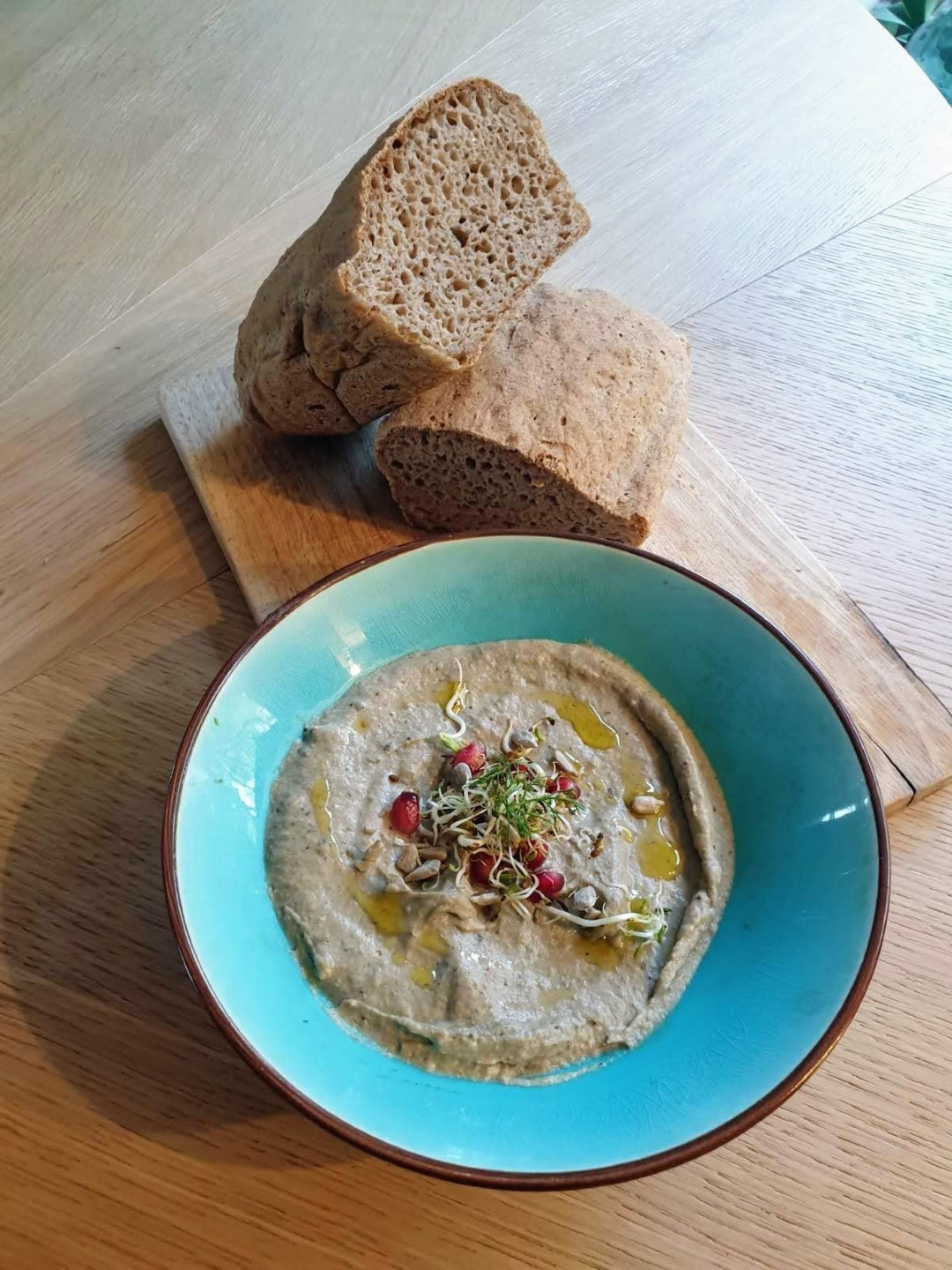 caviar d'aubergine et son pain sans gluten au sarrasin